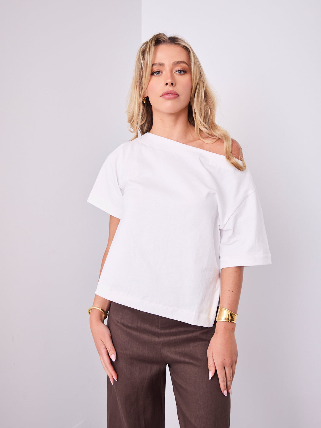 ISSI OFF THE SHOULDER TEE - WHITE
