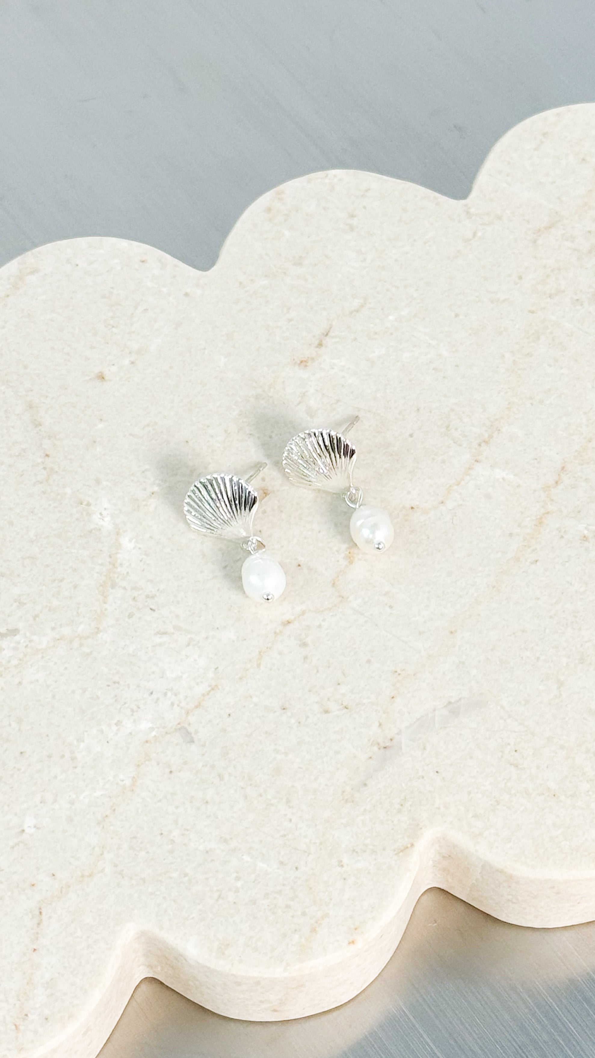 CLAMSHELL PEARL SILVER PLATED EARRINGS - SILVER