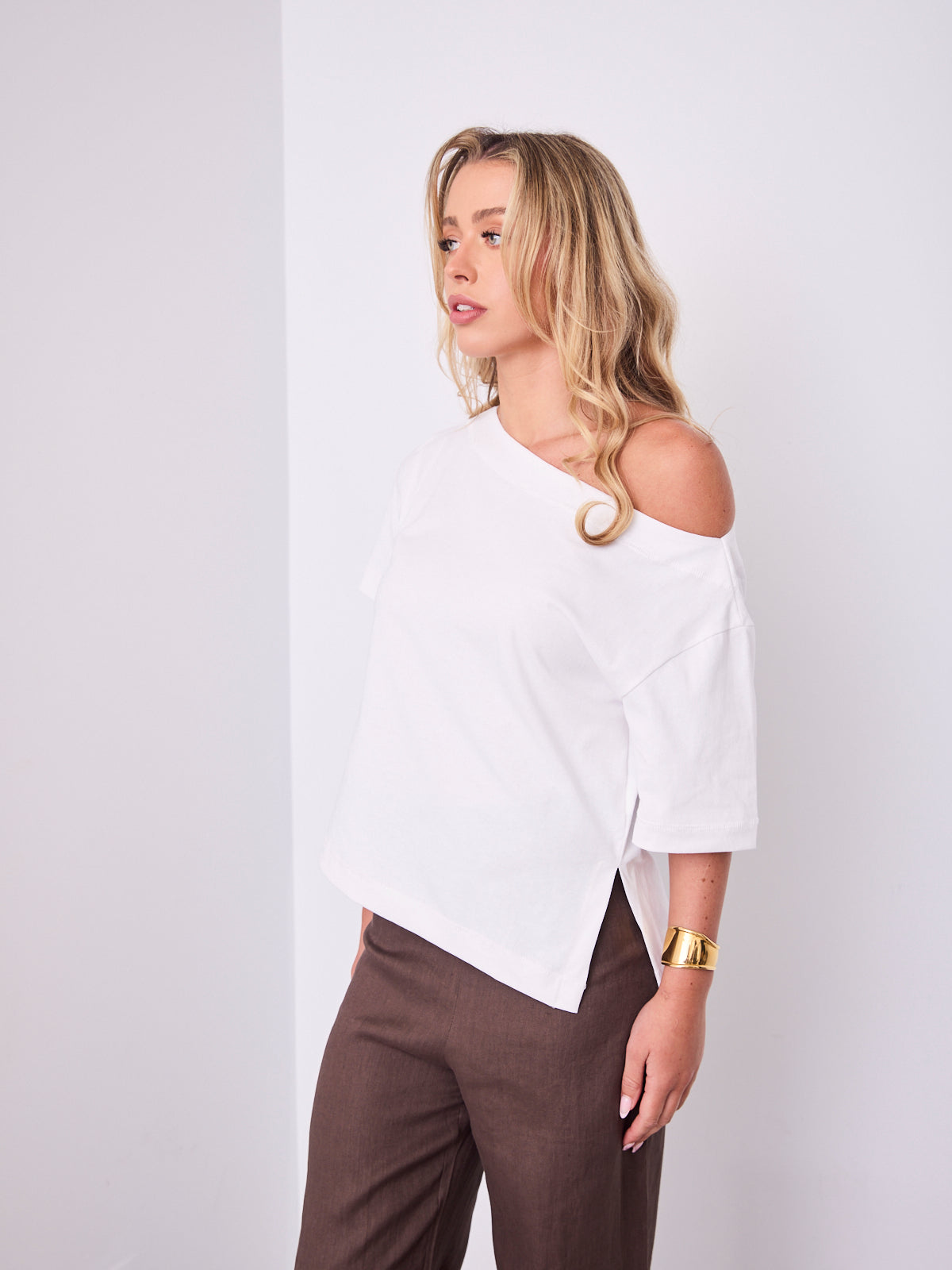 ISSI OFF THE SHOULDER TEE - WHITE