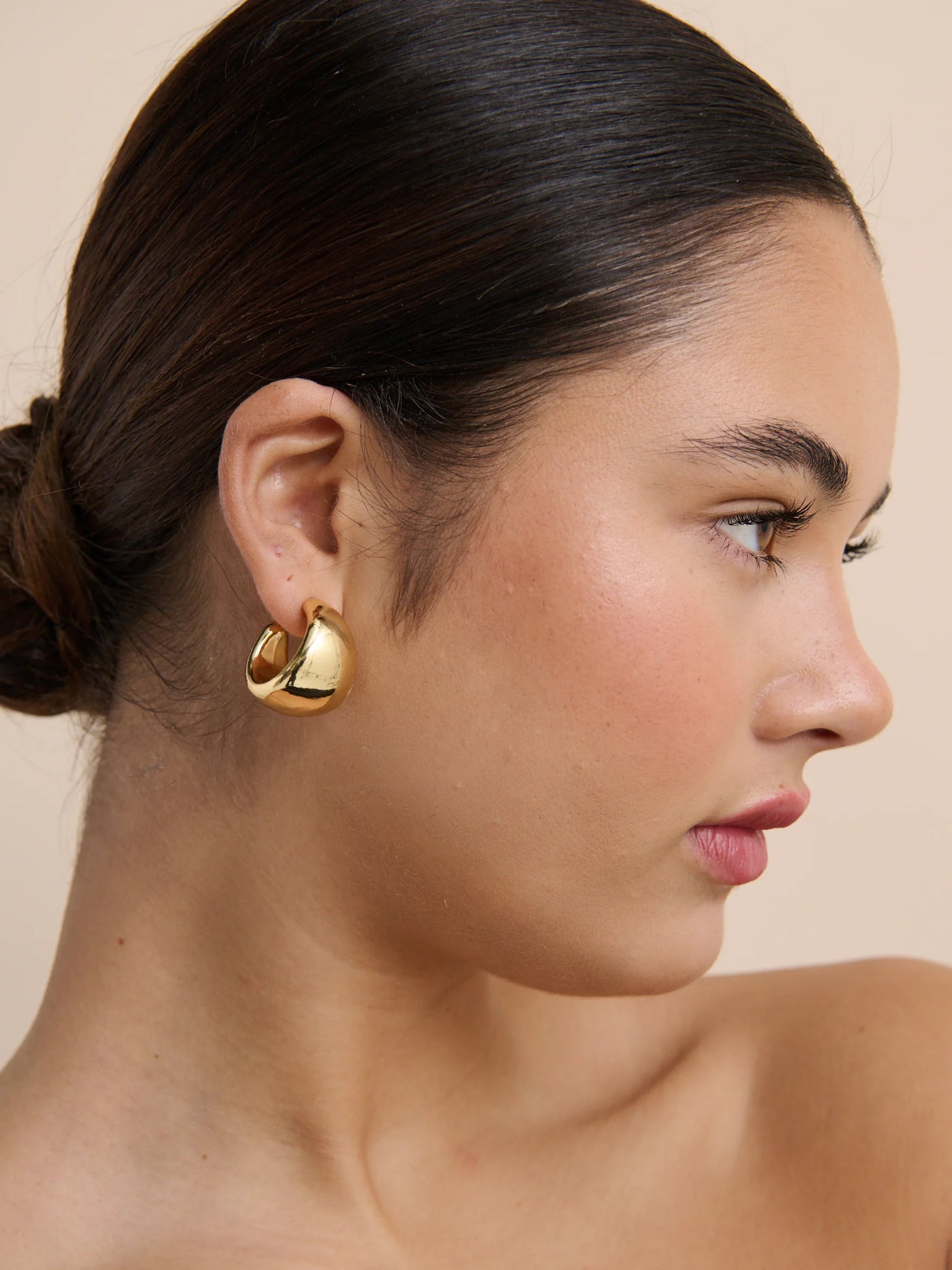 DOME HUGGIE 18K GOLD PLATED EARRINGS - GOLD