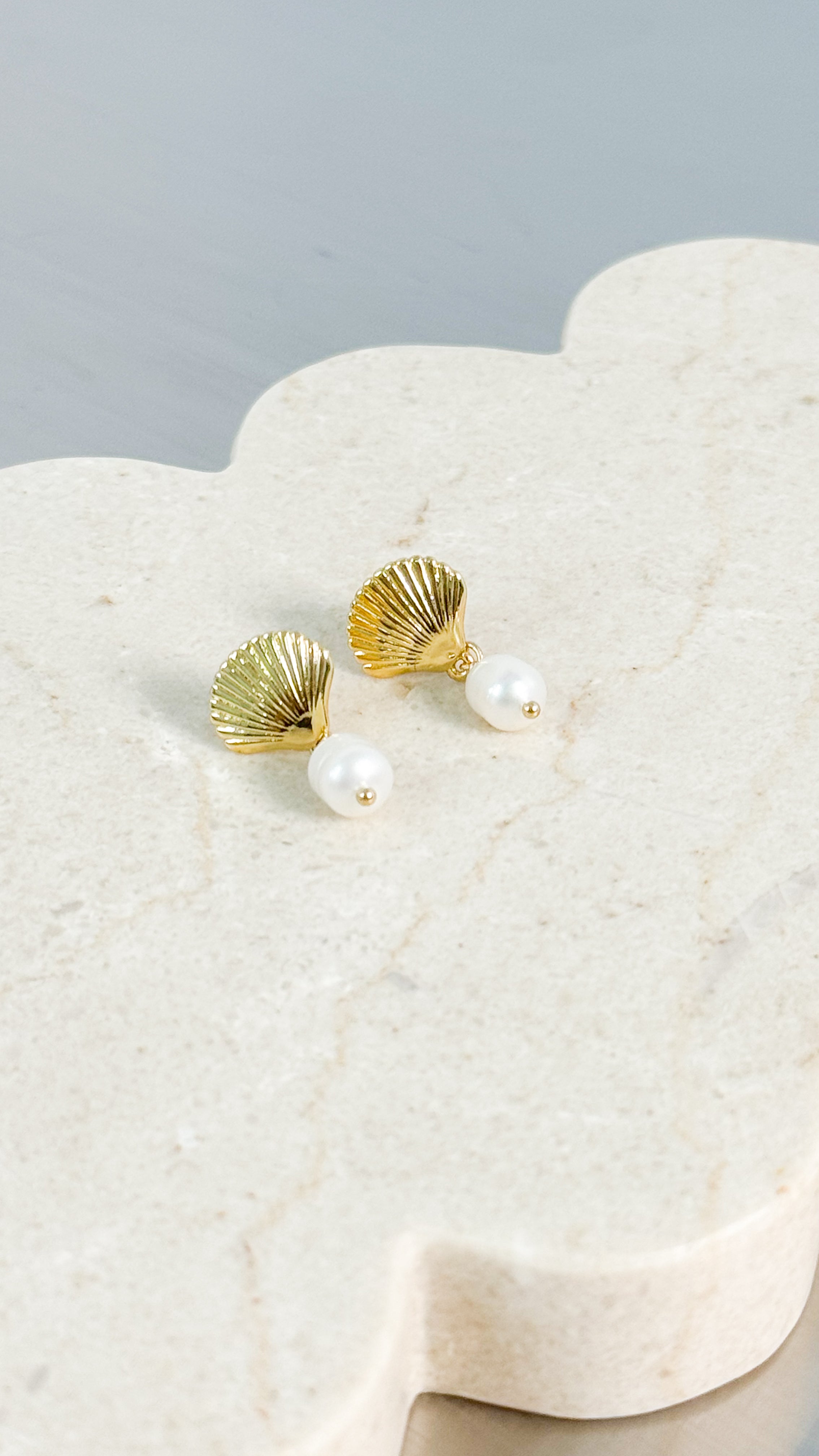 CLAMSHELL PEARL 18K GOLD PLATED EARRINGS - GOLD