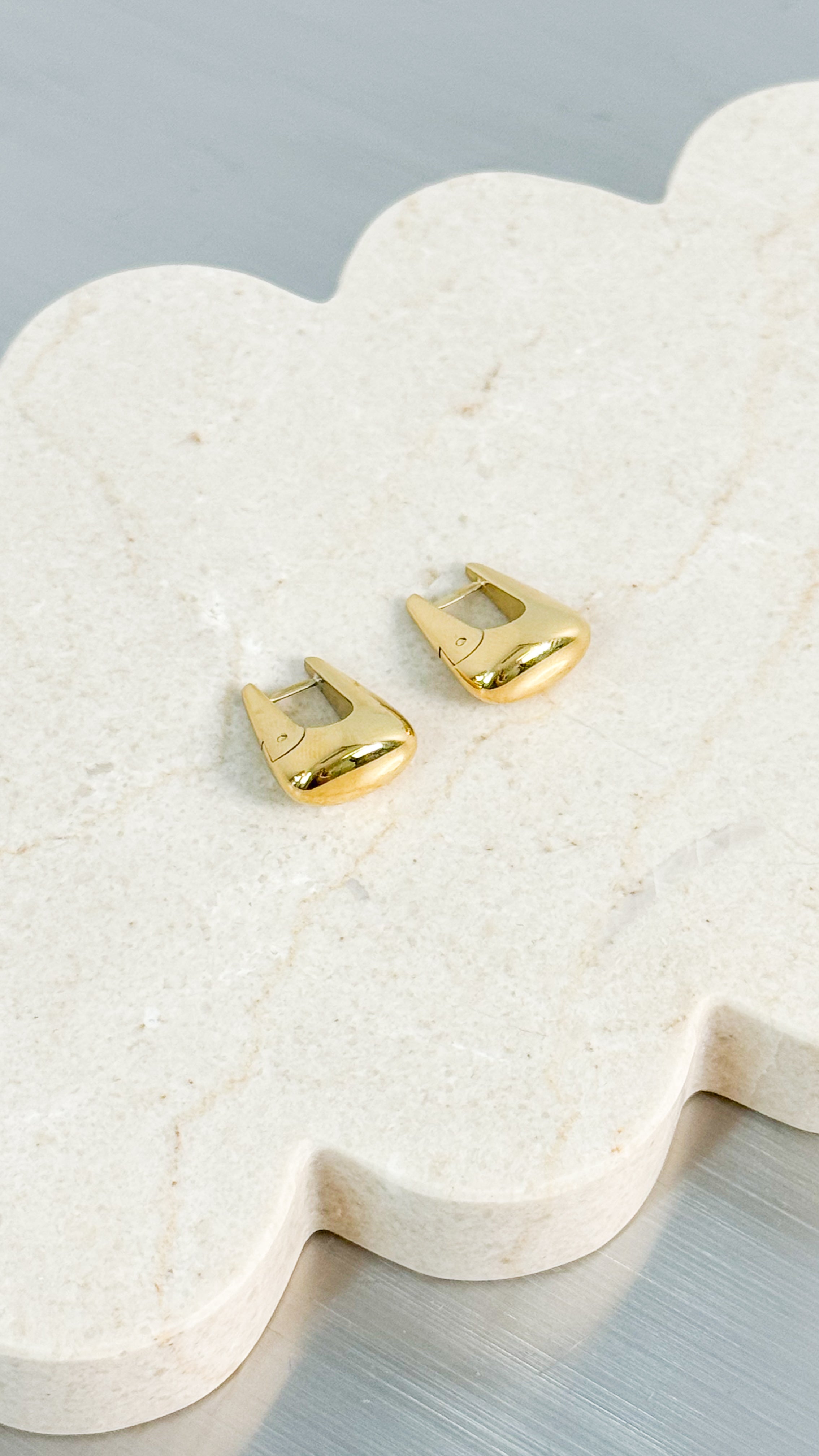 CAPRI 18K GOLD PLATED HOOP EARRINGS - GOLD