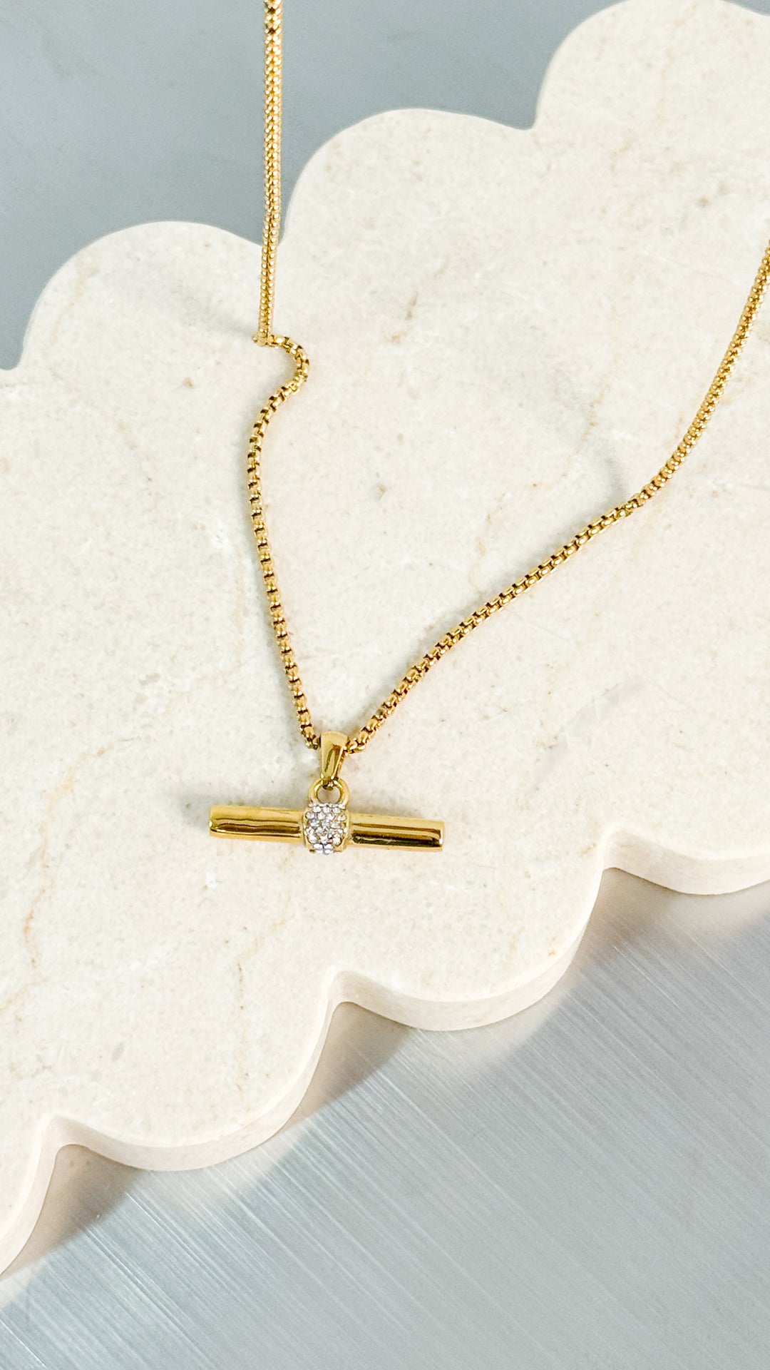 VIVIENNE T-BAR 18K GOLD PLATED NECKLACE - GOLD