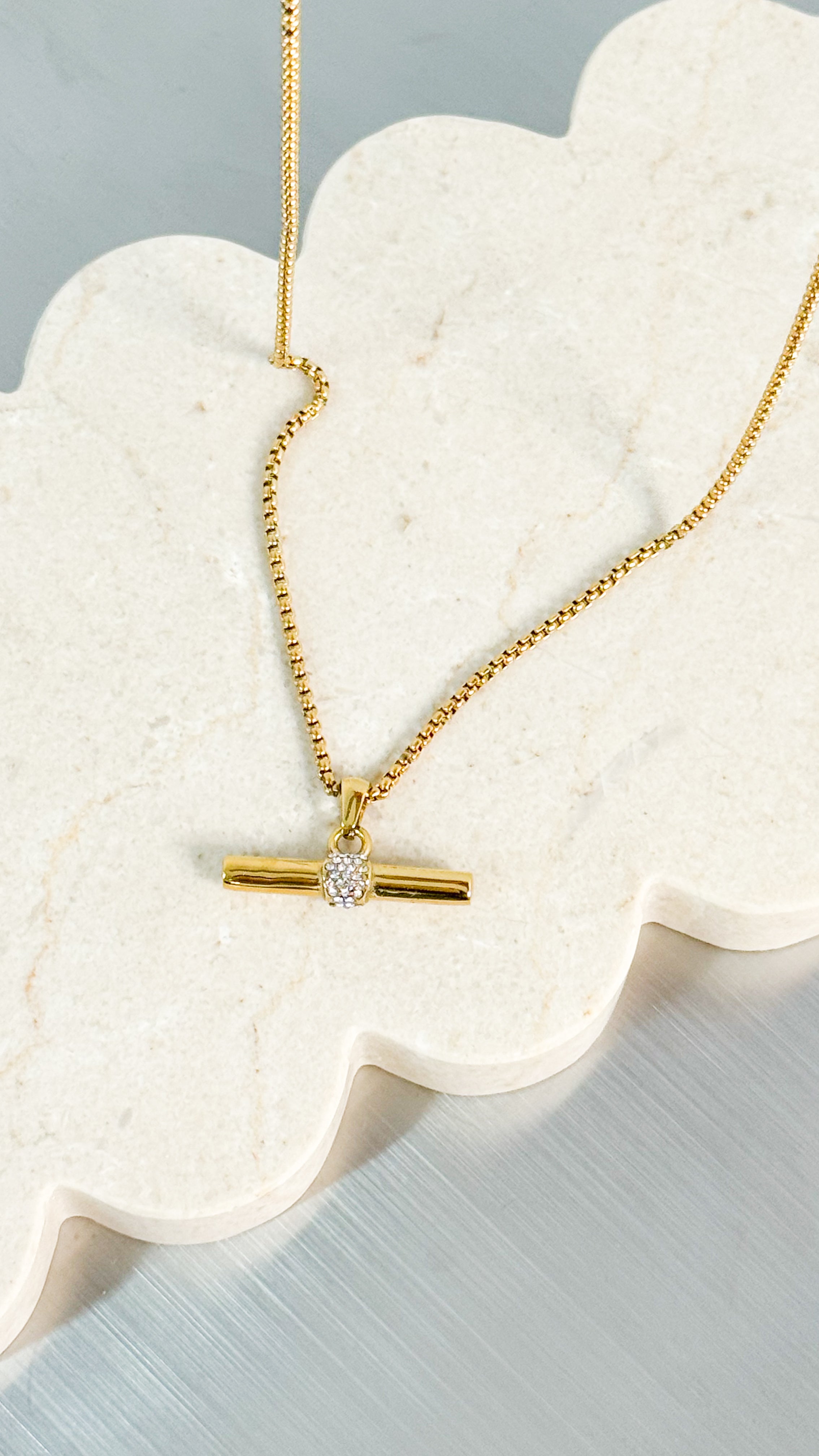 VIVIENNE T-BAR 18K GOLD PLATED NECKLACE - GOLD