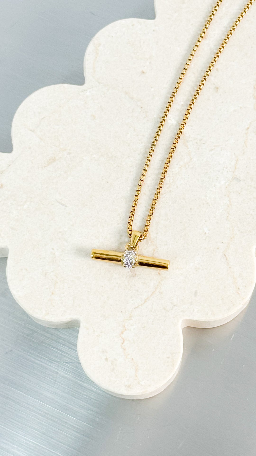 VIVIENNE T-BAR 18K GOLD PLATED NECKLACE - GOLD