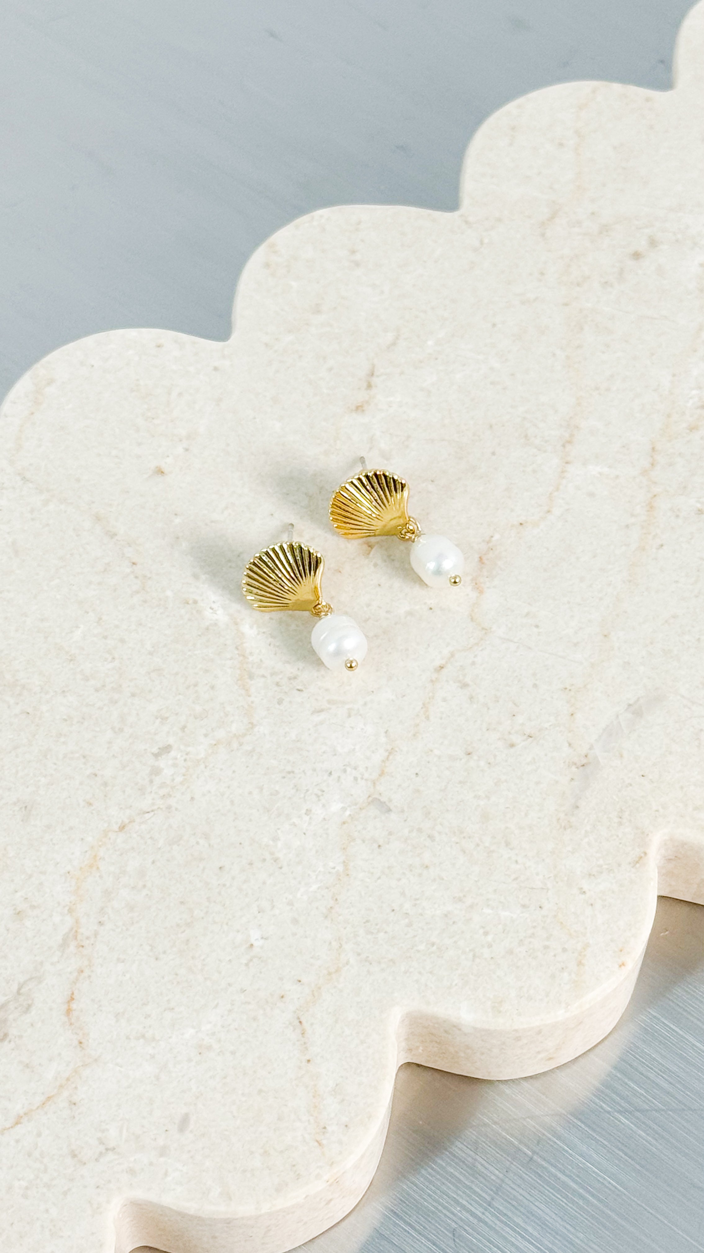 CLAMSHELL PEARL 18K GOLD PLATED EARRINGS - GOLD