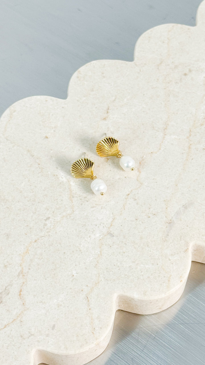 CLAMSHELL PEARL 18K GOLD PLATED EARRINGS - GOLD