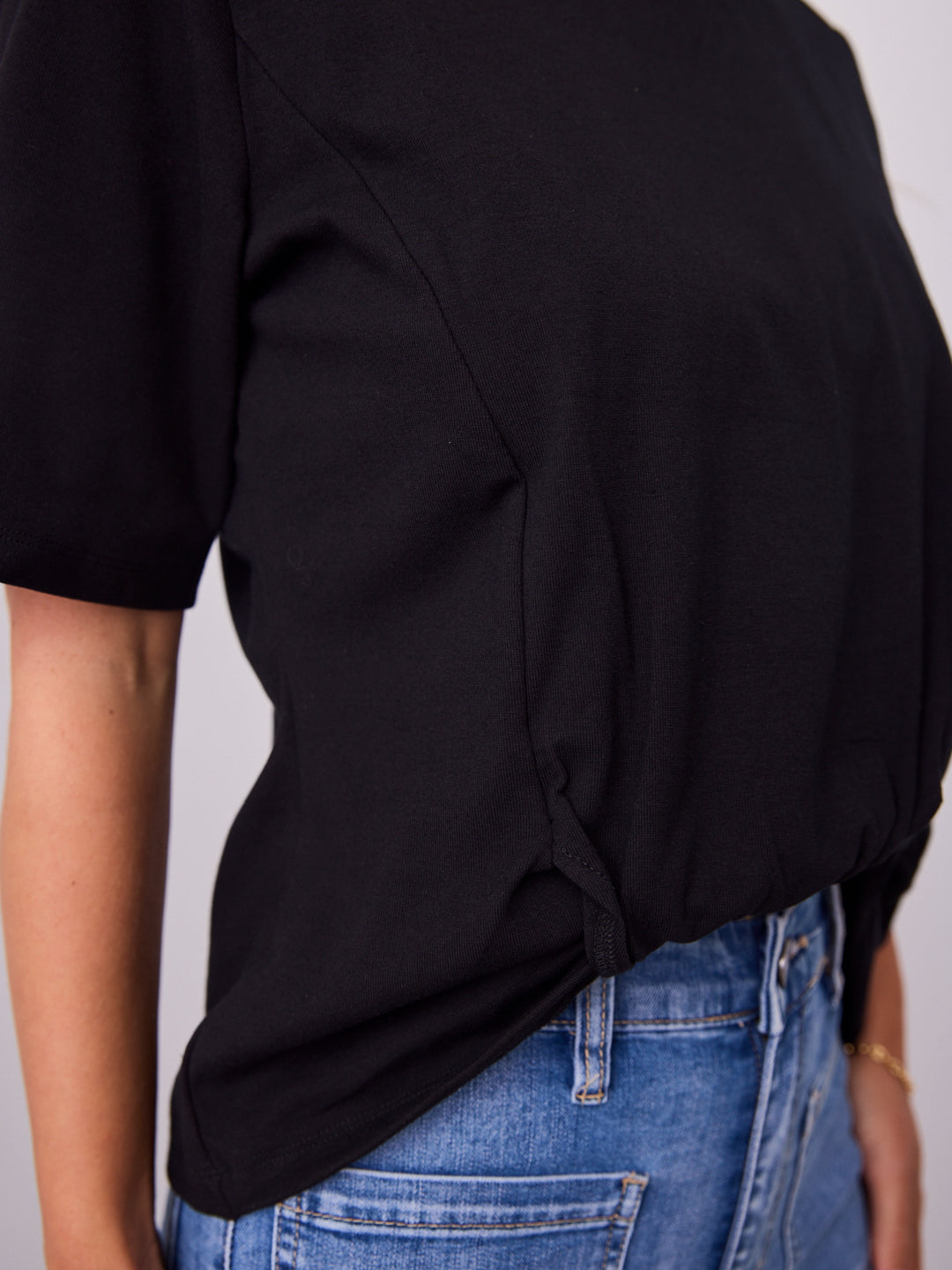 AMBER TUCK TEE - BLACK