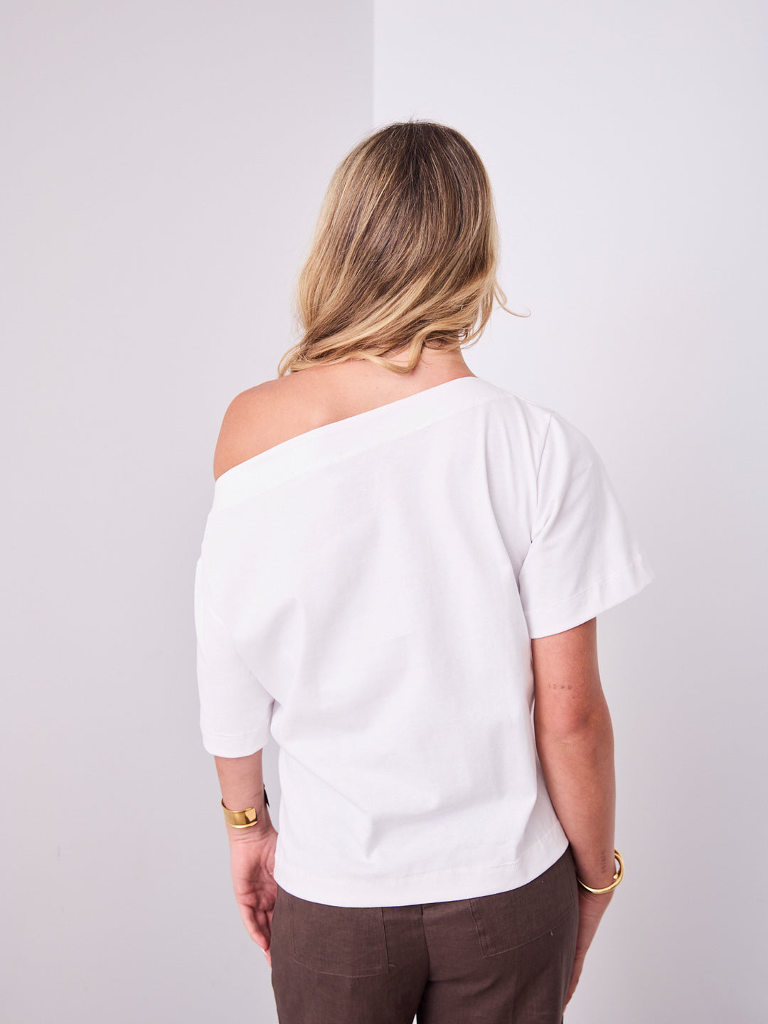 ISSI OFF THE SHOULDER TEE - WHITE