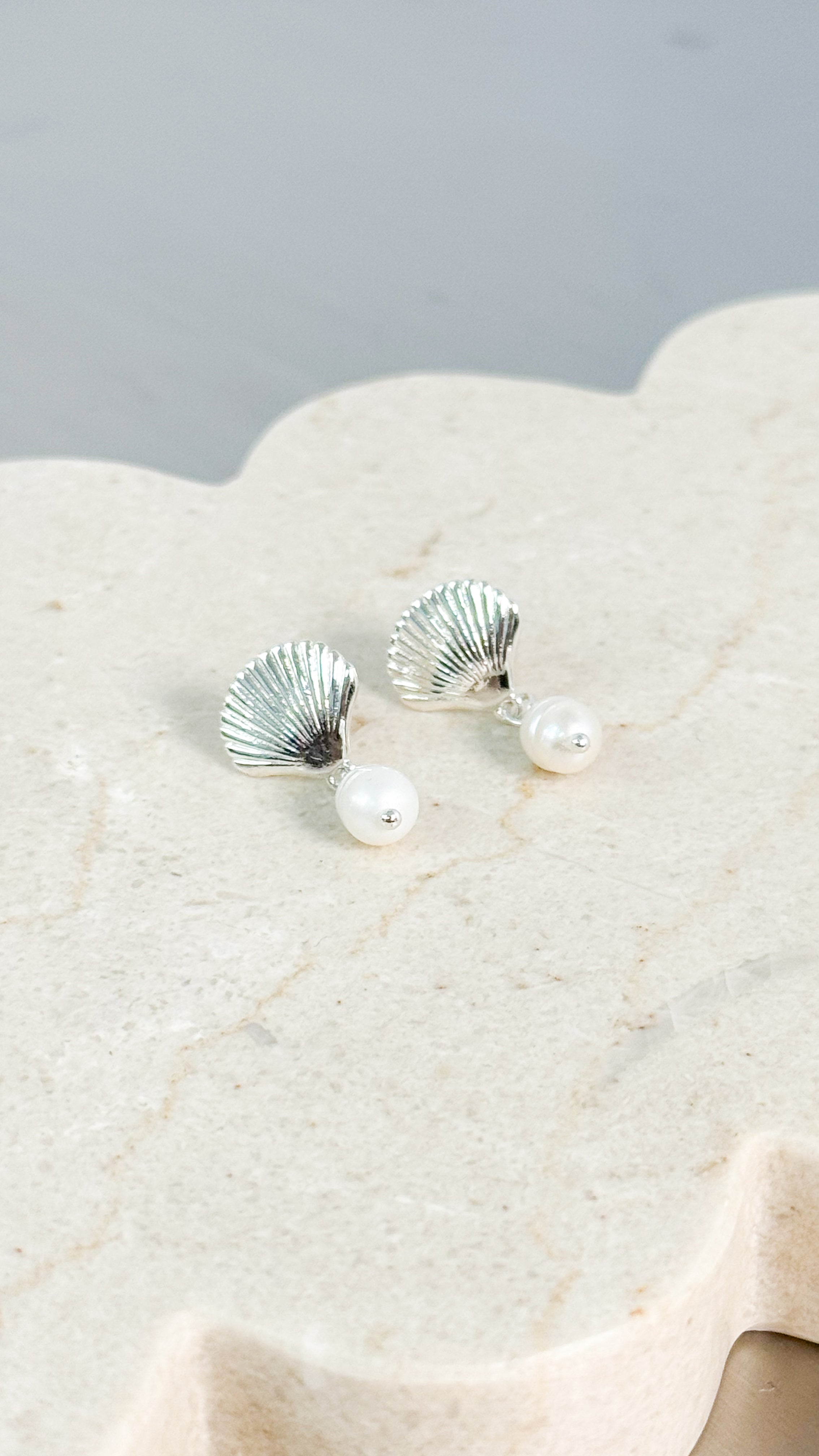 CLAMSHELL PEARL SILVER PLATED EARRINGS - SILVER
