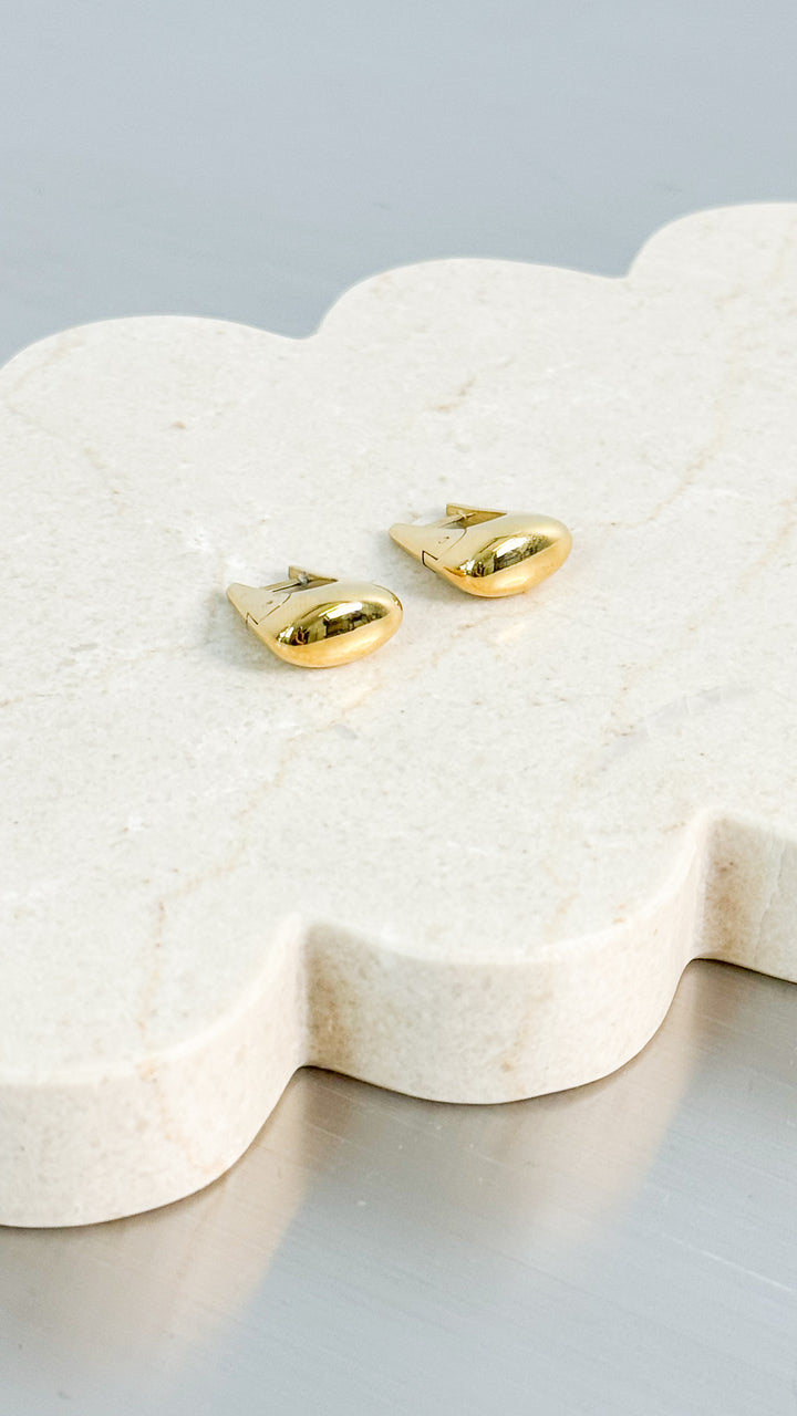 CAPRI 18K GOLD PLATED HOOP EARRINGS - GOLD