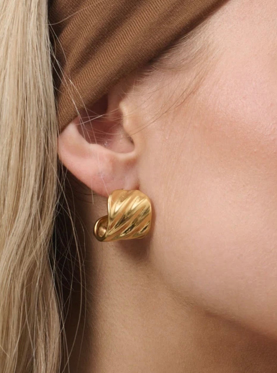 VERA TEXTURED 18K GOLD PLATED EARRING - GOLD