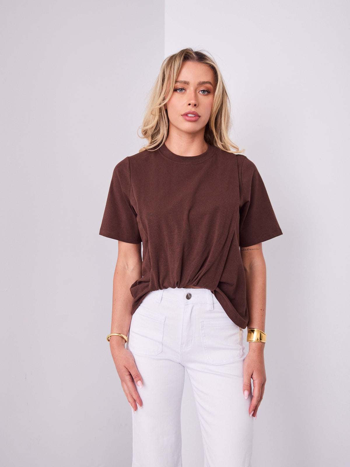 AMBER TUCK TEE - CHOCOLATE