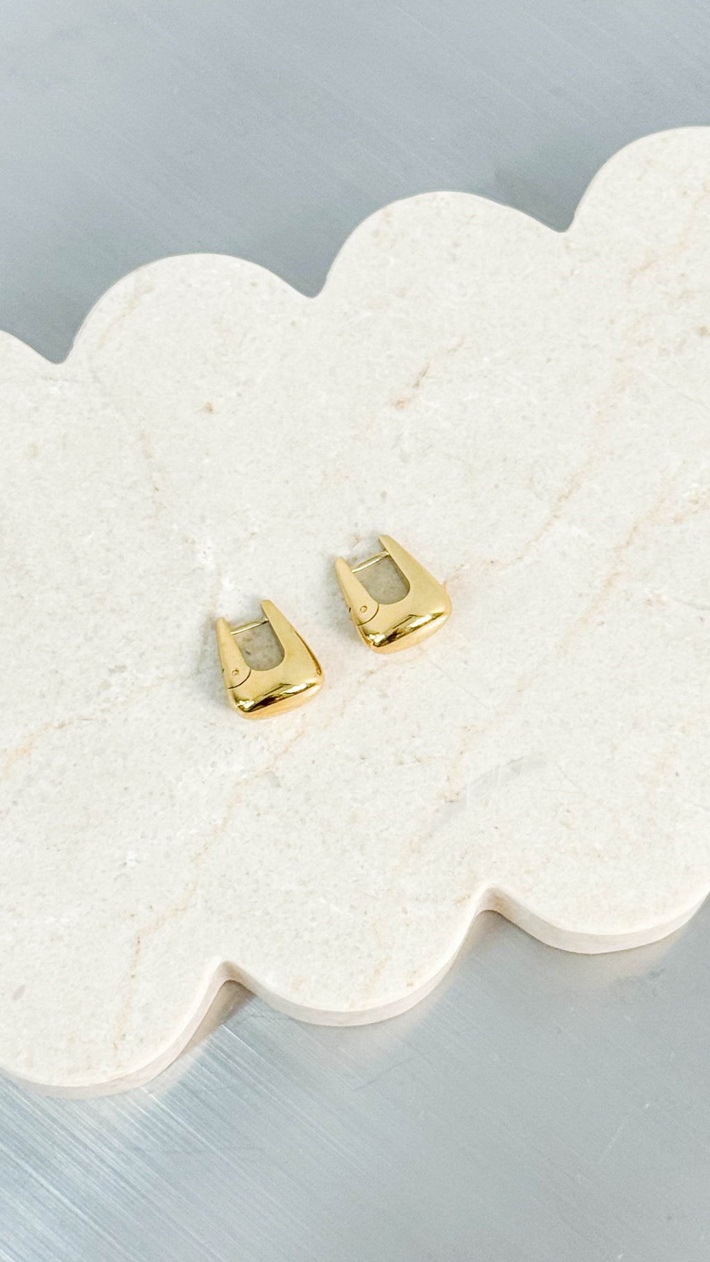 CAPRI 18K GOLD PLATED HOOP EARRINGS - GOLD