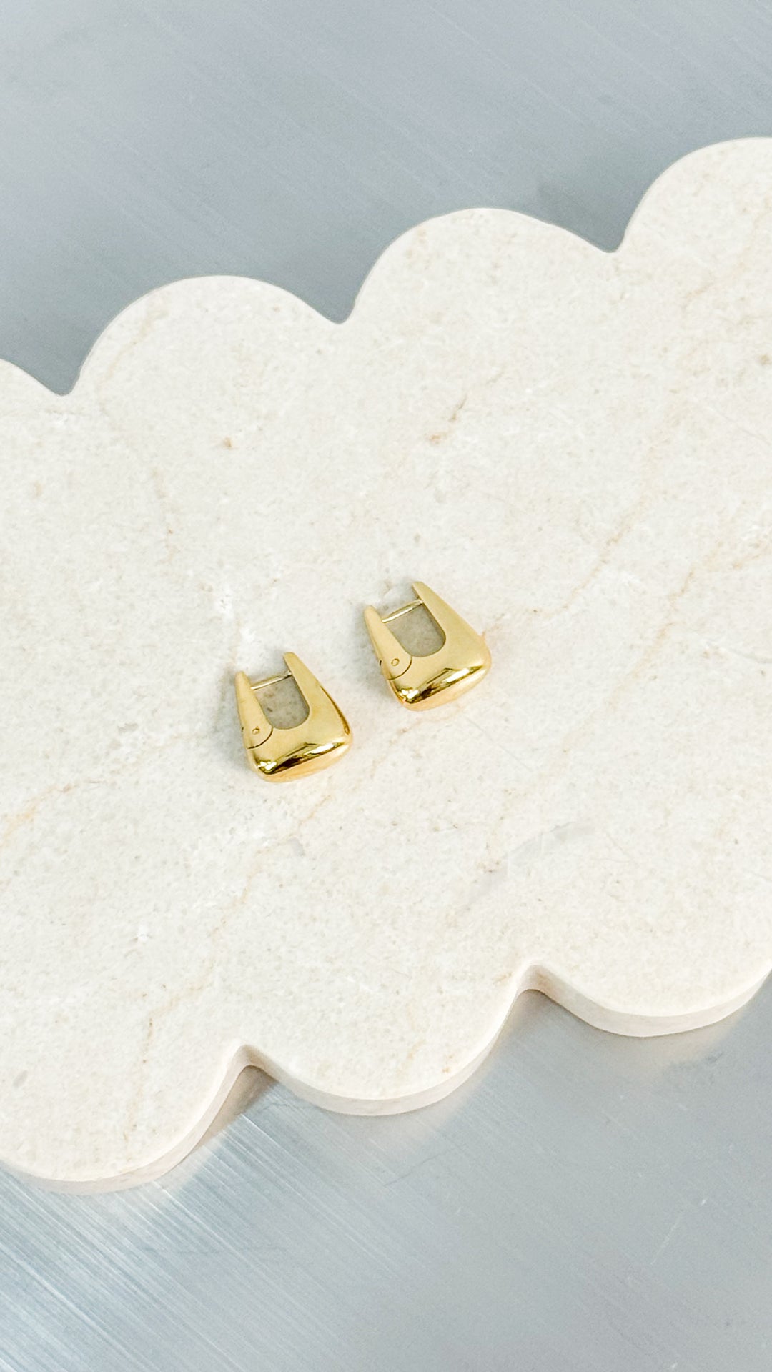 CAPRI 18K GOLD PLATED HOOP EARRINGS - GOLD