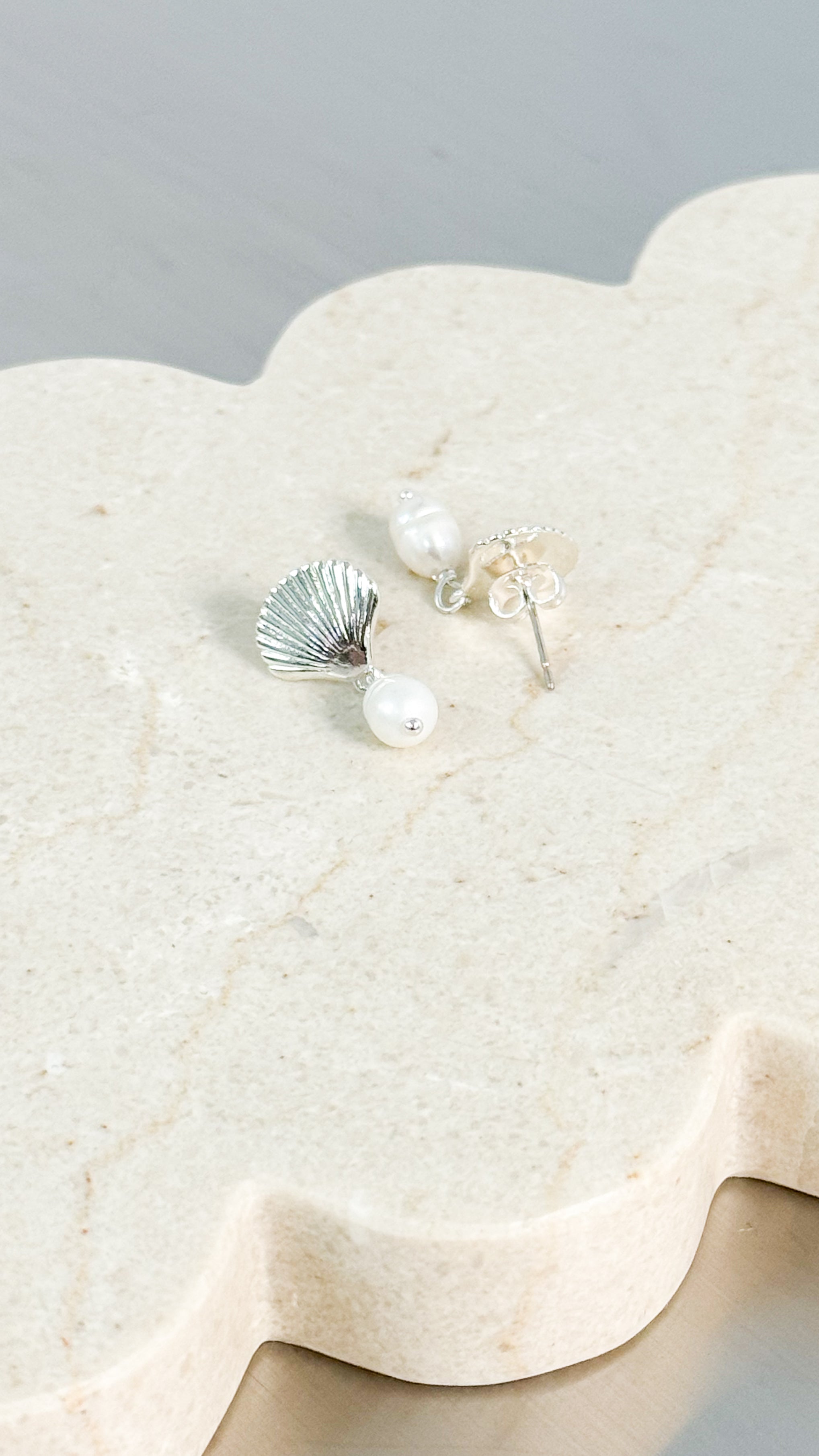 CLAMSHELL PEARL SILVER PLATED EARRINGS - SILVER