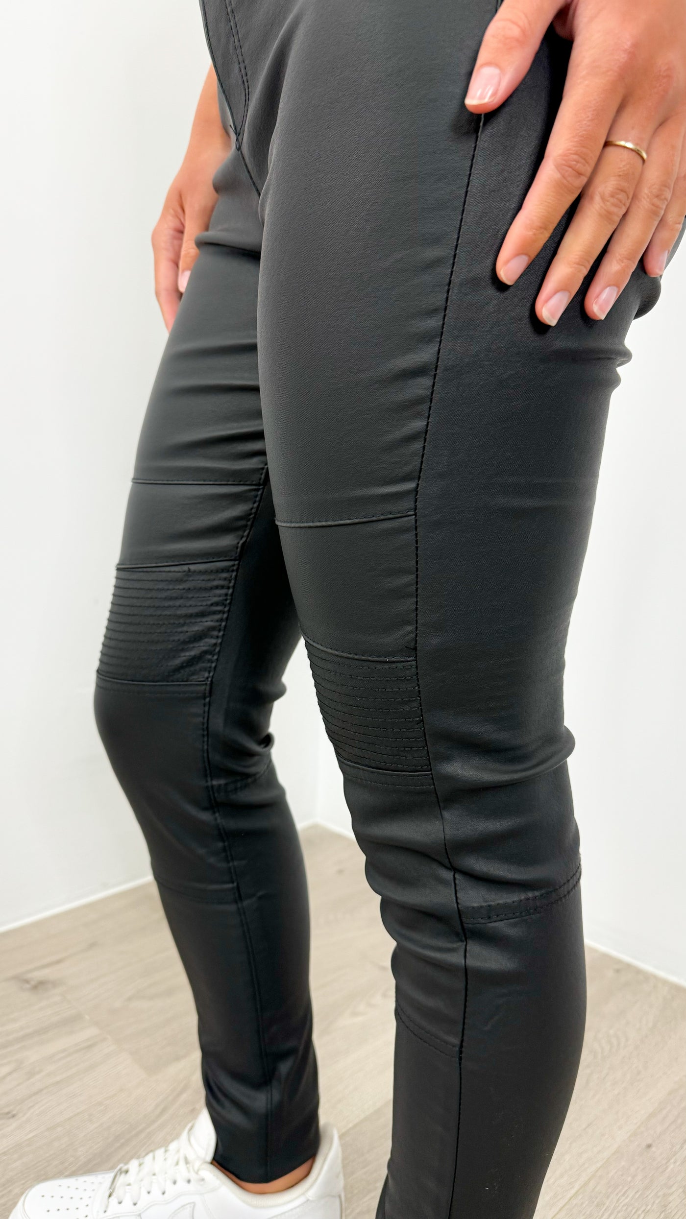 MAX WET LOOK PULL ON JEGGINGS - BLACK