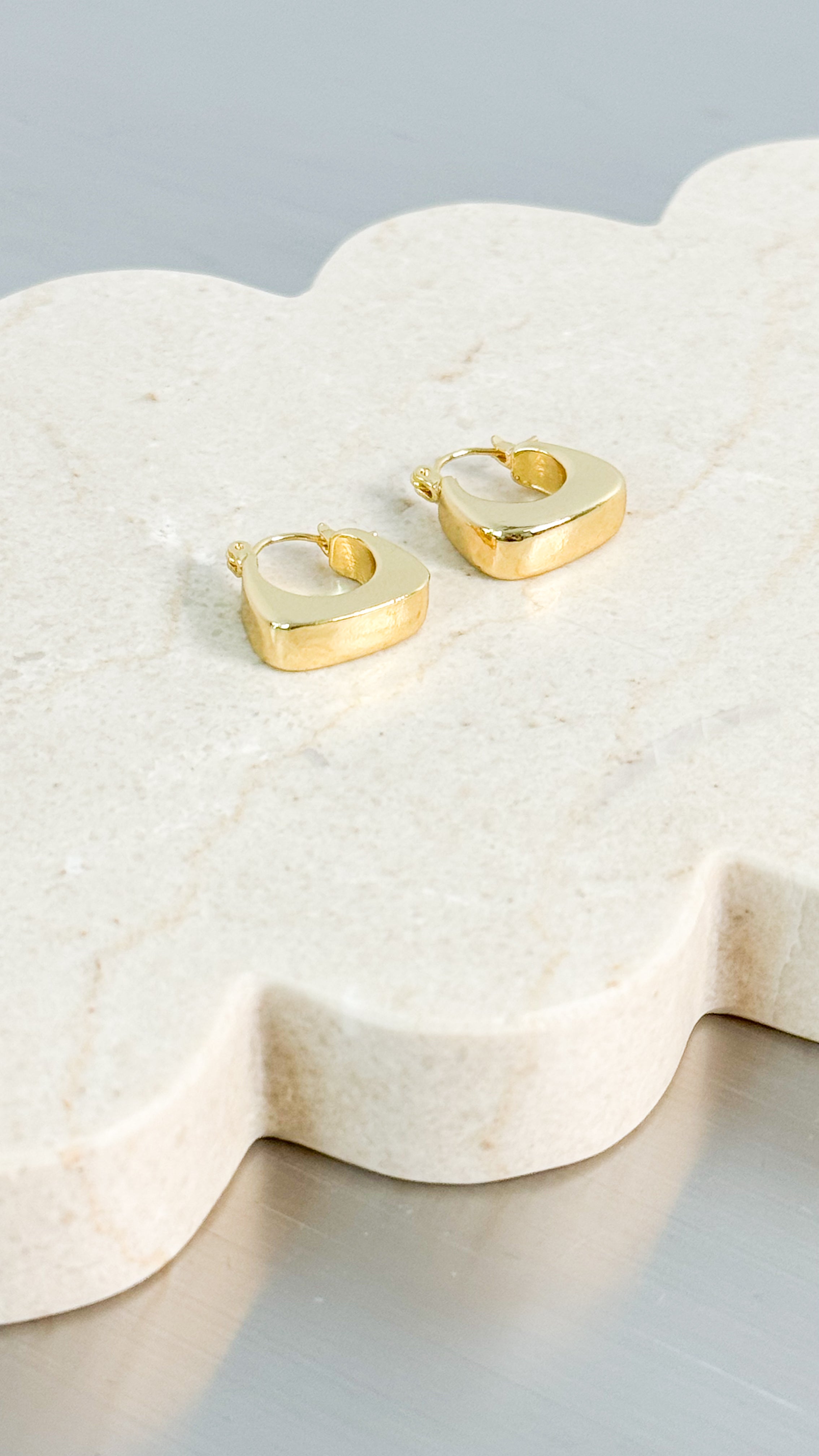 NORA HUGGIE 18K GOLD PLATED EARRINGS - GOLD