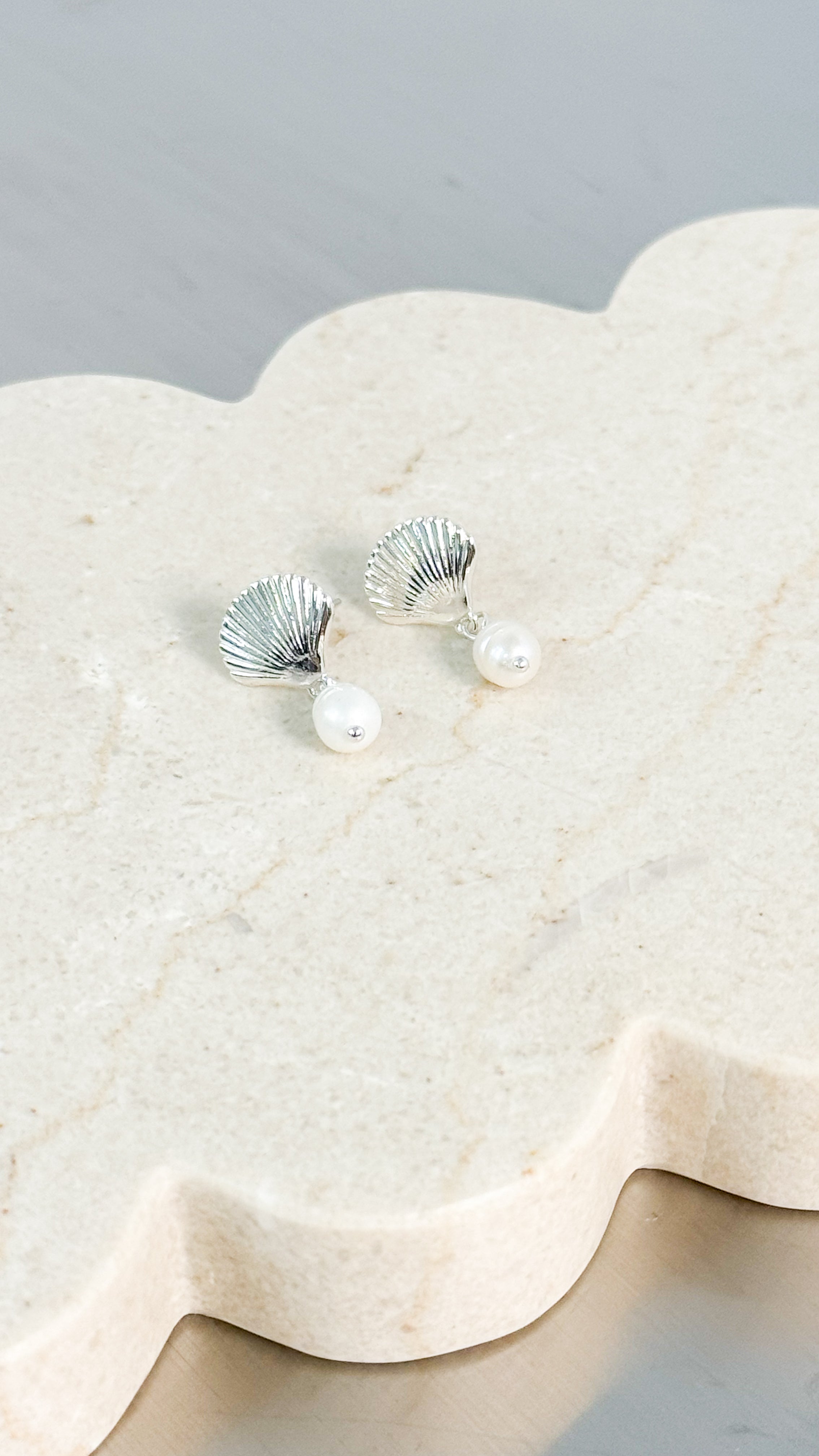 CLAMSHELL PEARL SILVER PLATED EARRINGS - SILVER