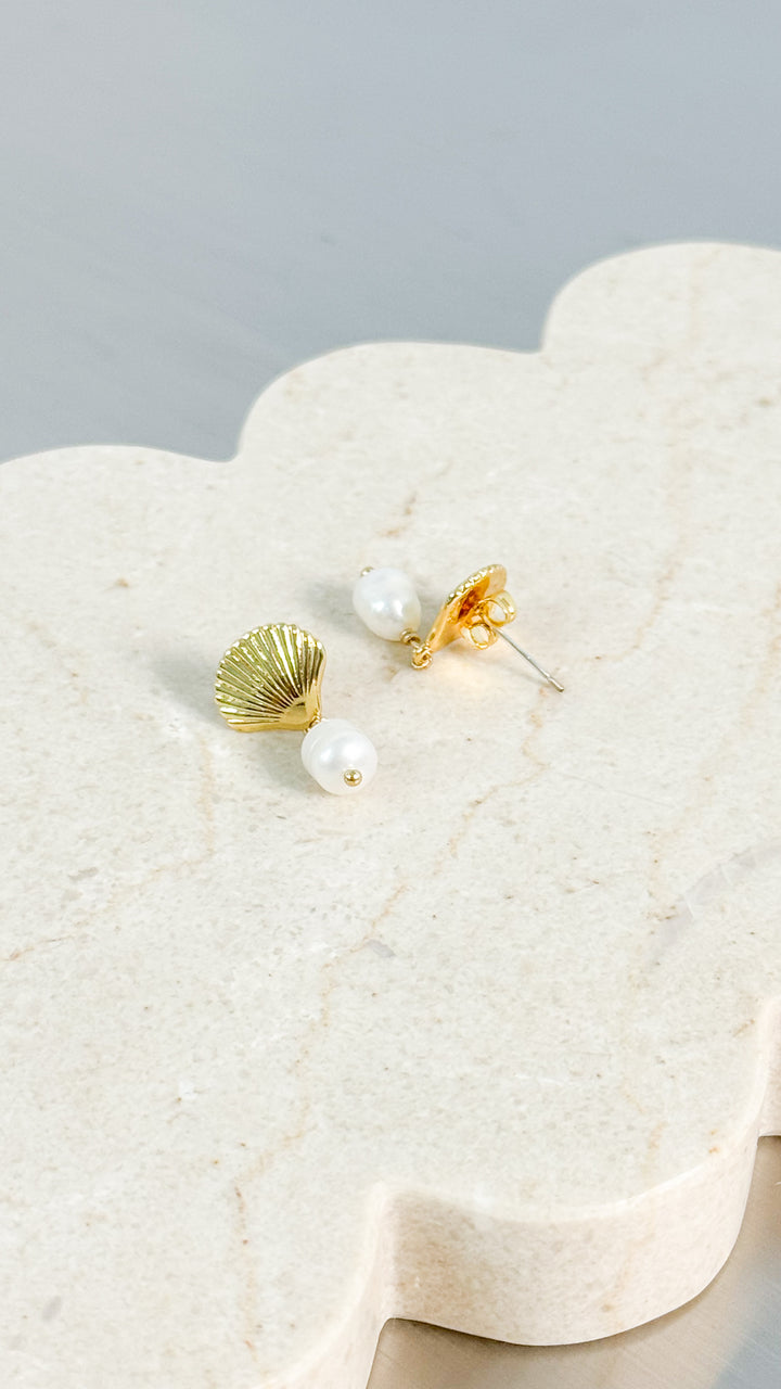 CLAMSHELL PEARL 18K GOLD PLATED EARRINGS - GOLD