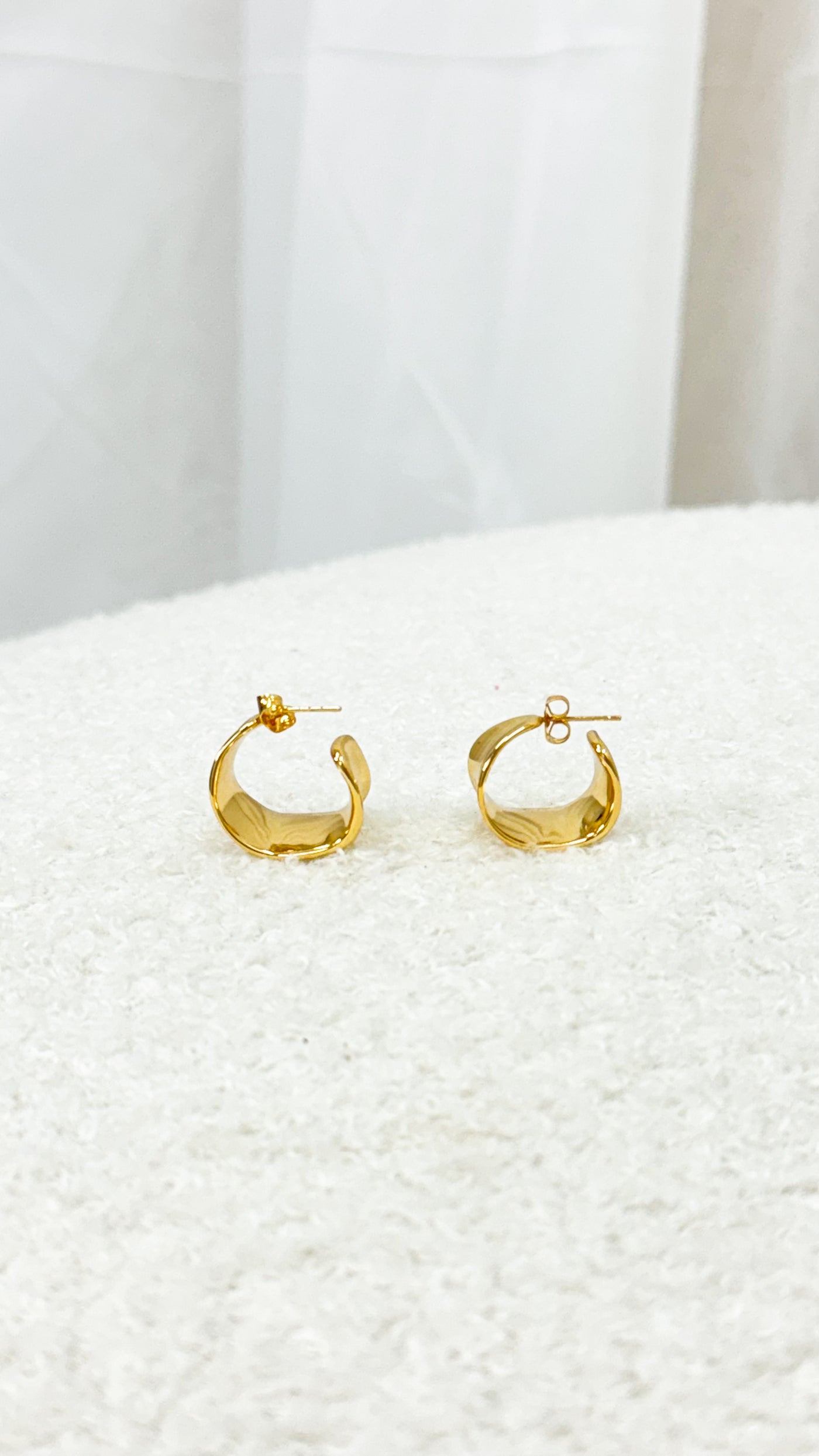 EDDY 18K GOLD PLATED FLAT HOOPS - GOLD