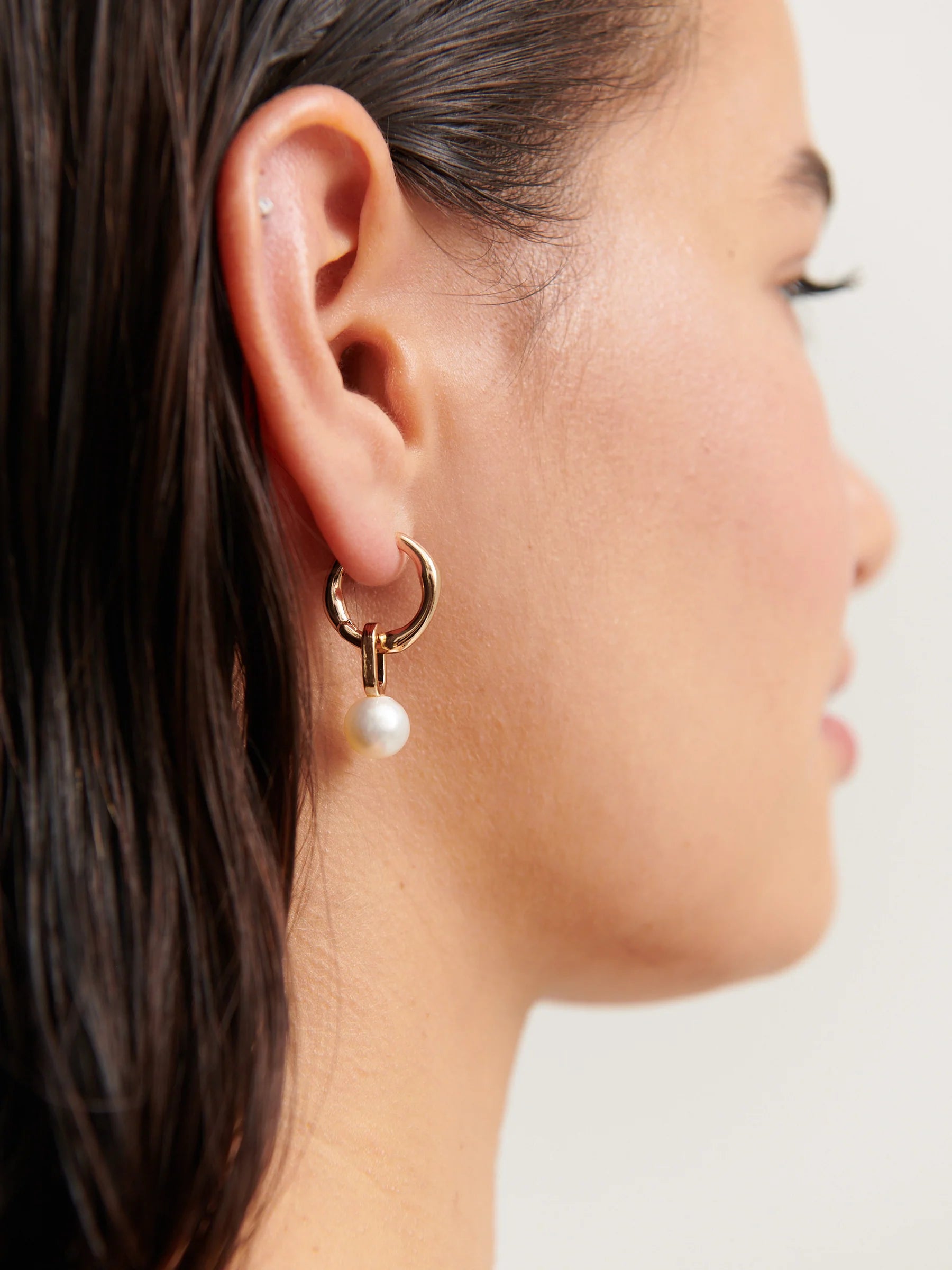 BELLA HOOP PEARL 18K GOLD PLATED EARRINGS - GOLD
