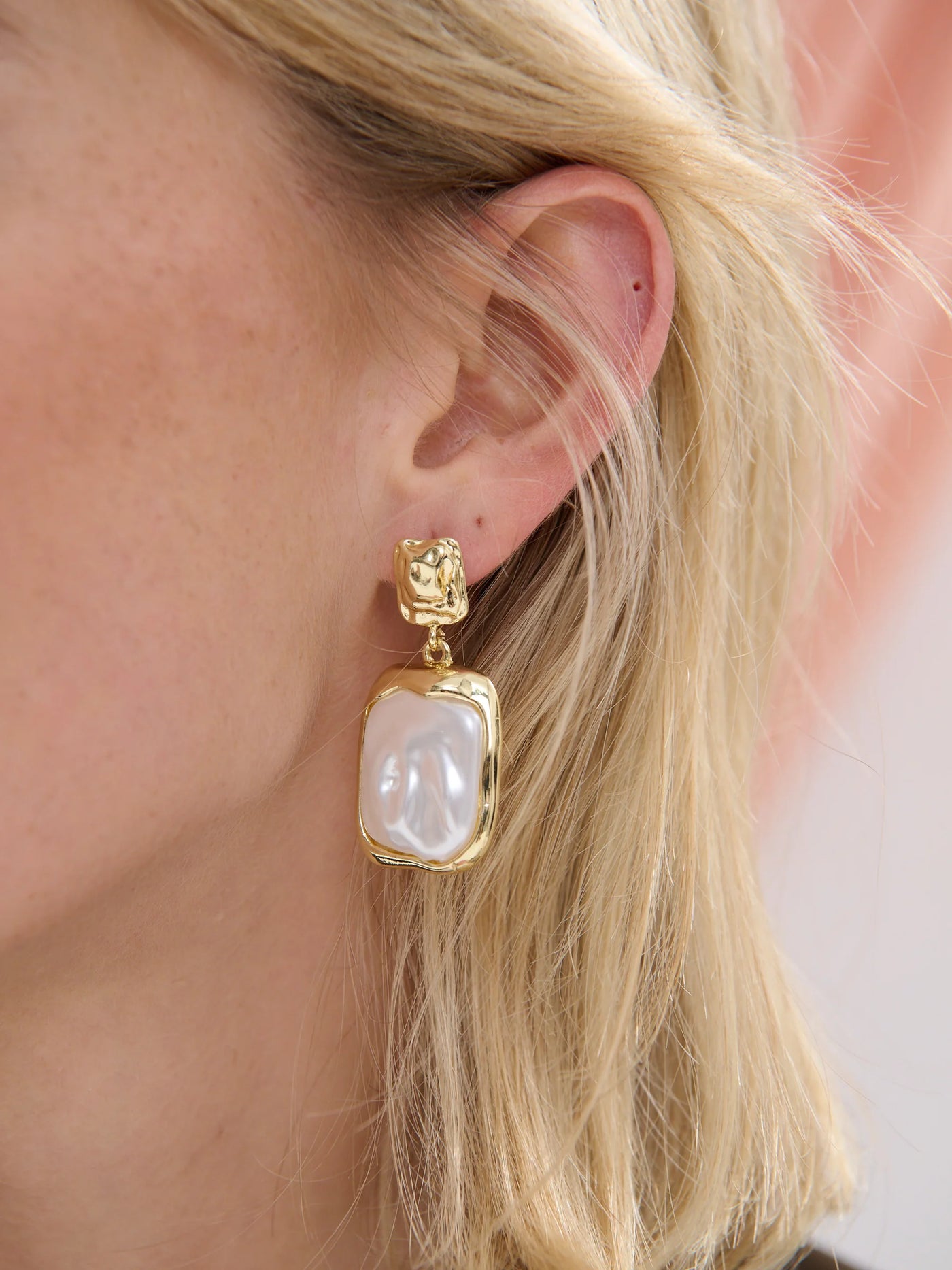 ELLIE PEARL STATEMENT EARRINGS - GOLD