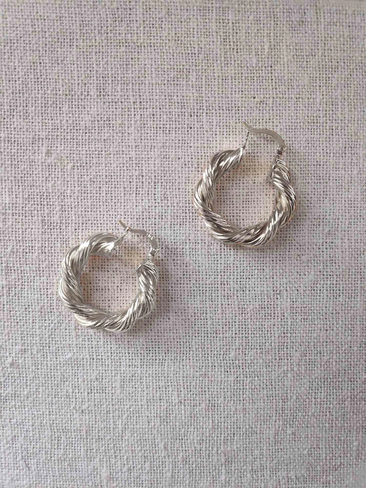 FREYA TWISTED HOOP EARRINGS - SILVER
