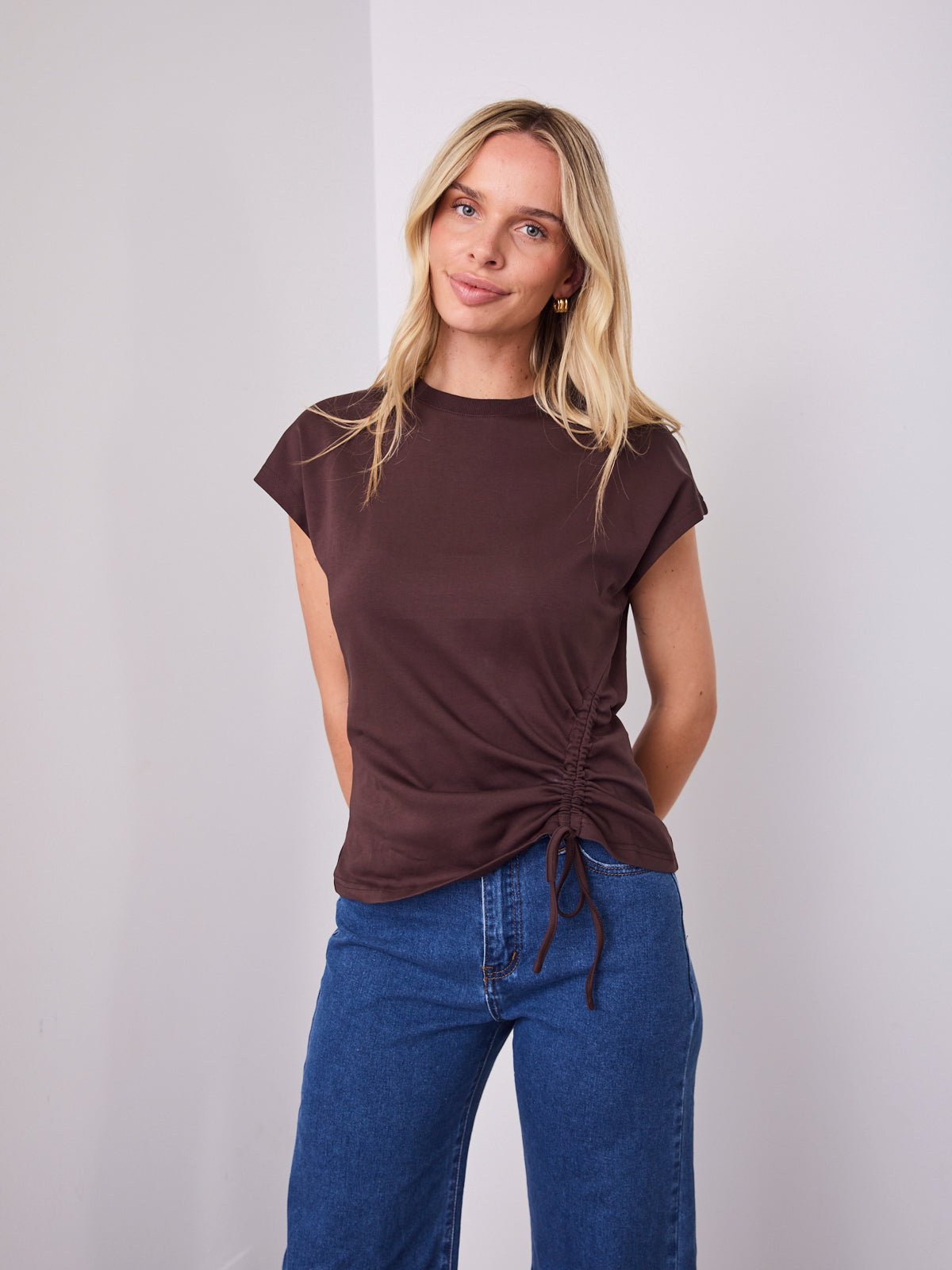 ELISHA TEE - DARK CHOCOLATE