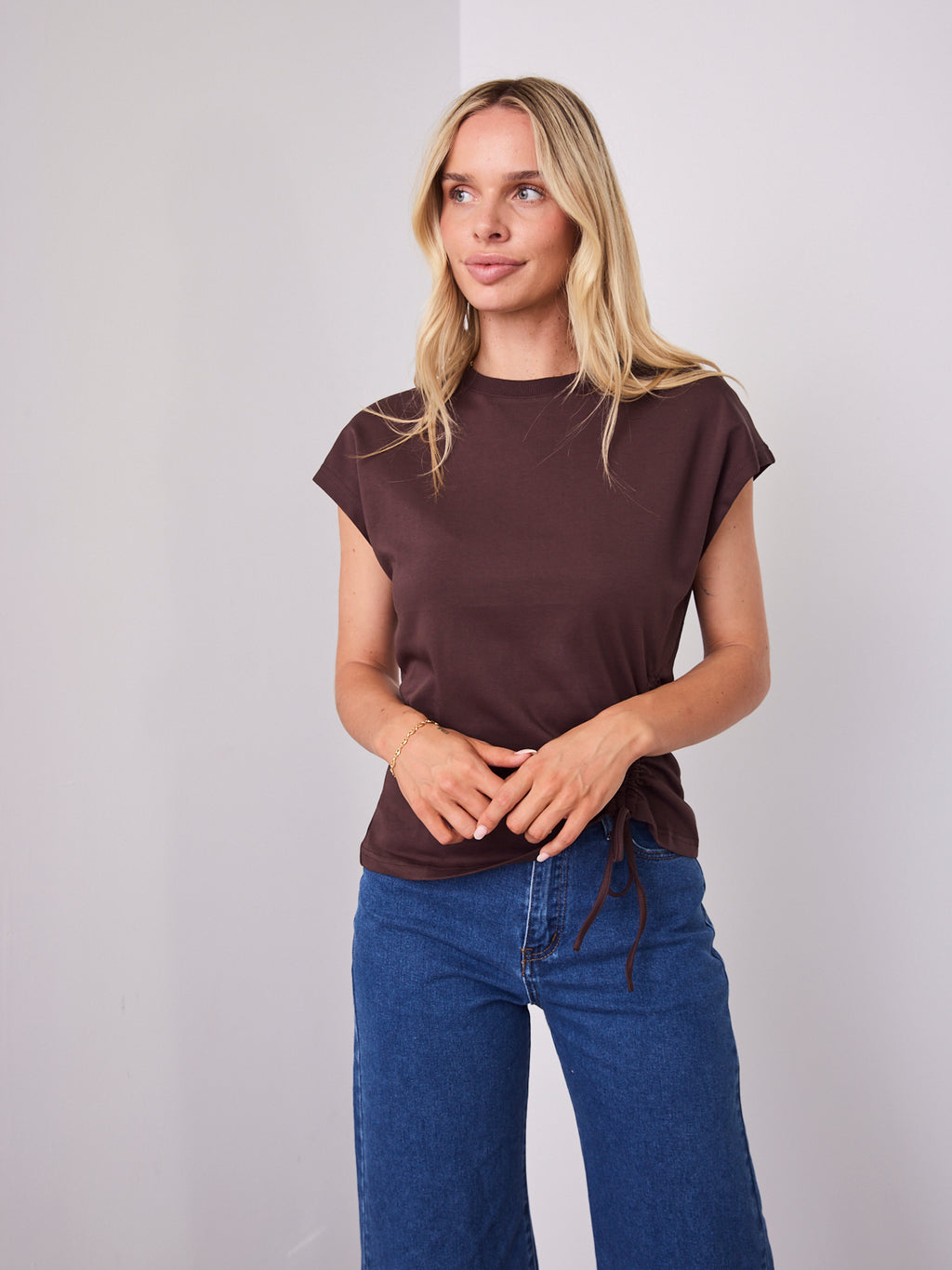 ELISHA TEE - DARK CHOCOLATE