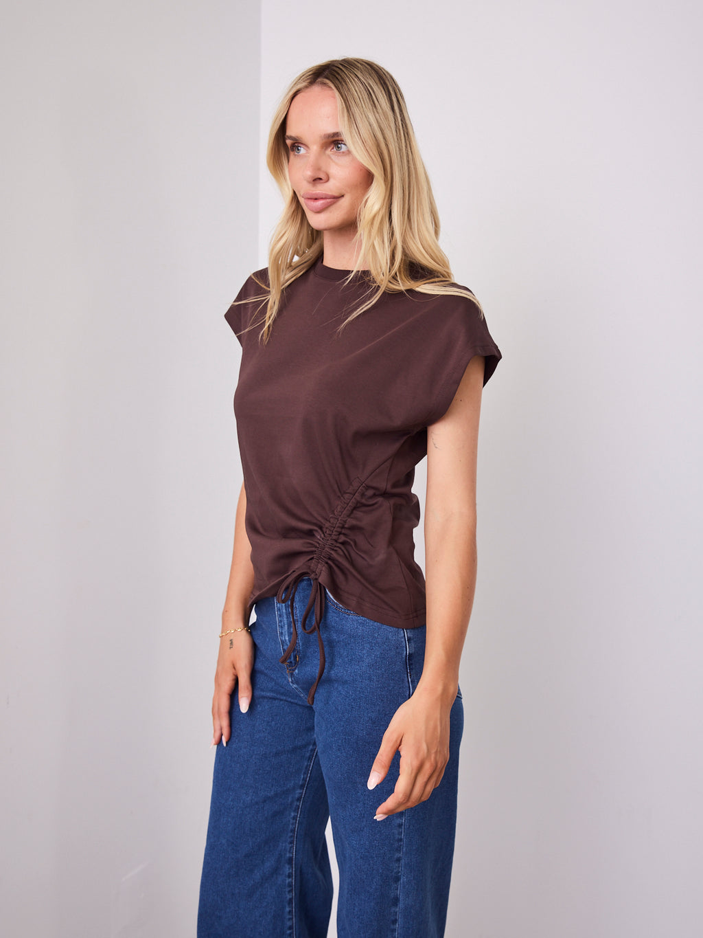 ELISHA TEE - DARK CHOCOLATE