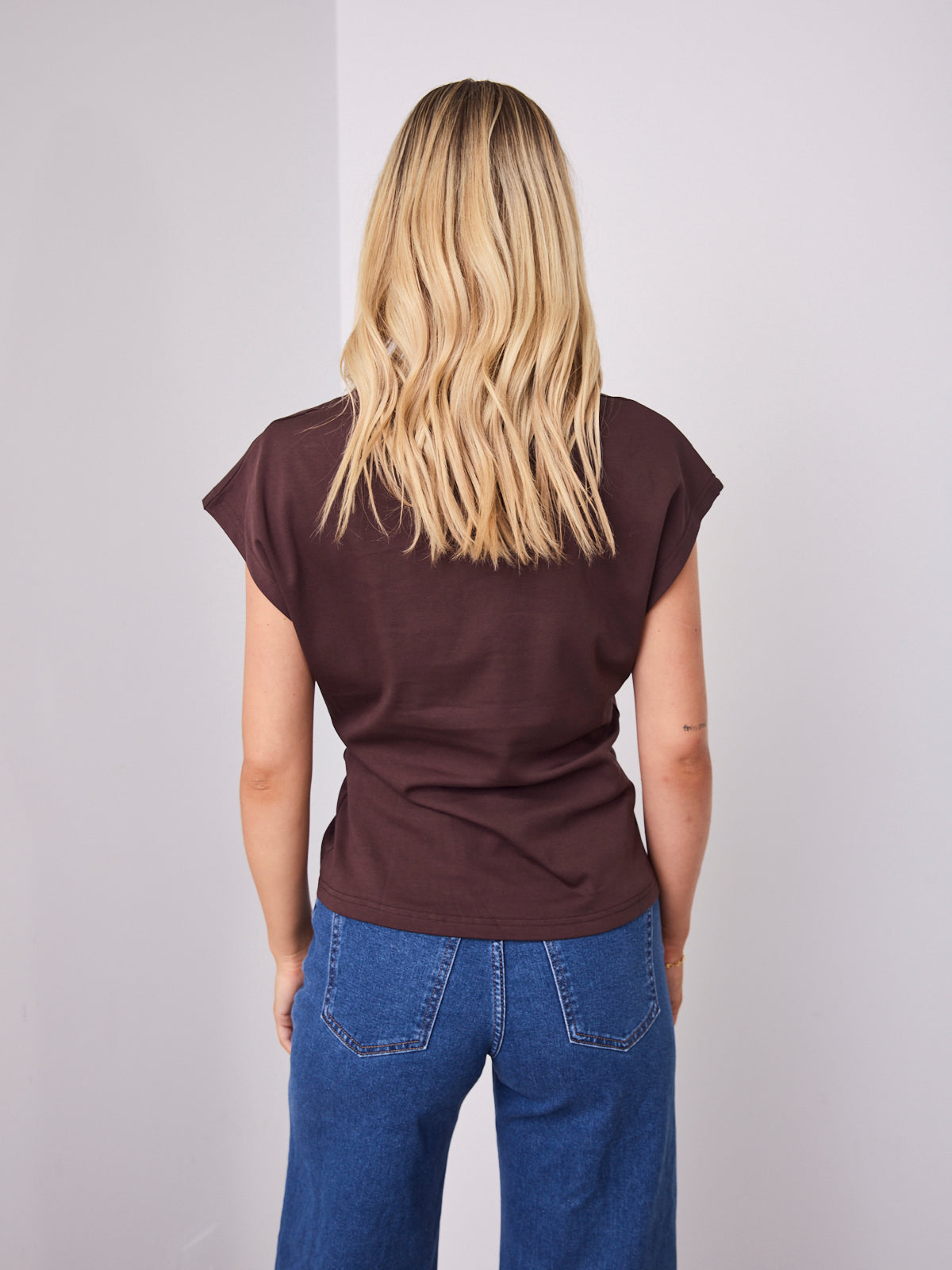 ELISHA TEE - DARK CHOCOLATE