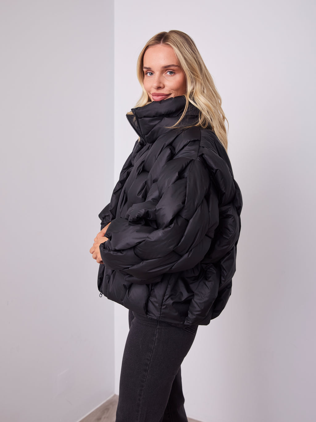 KYLIE PLAIT PUFFER JACKET - BLACK