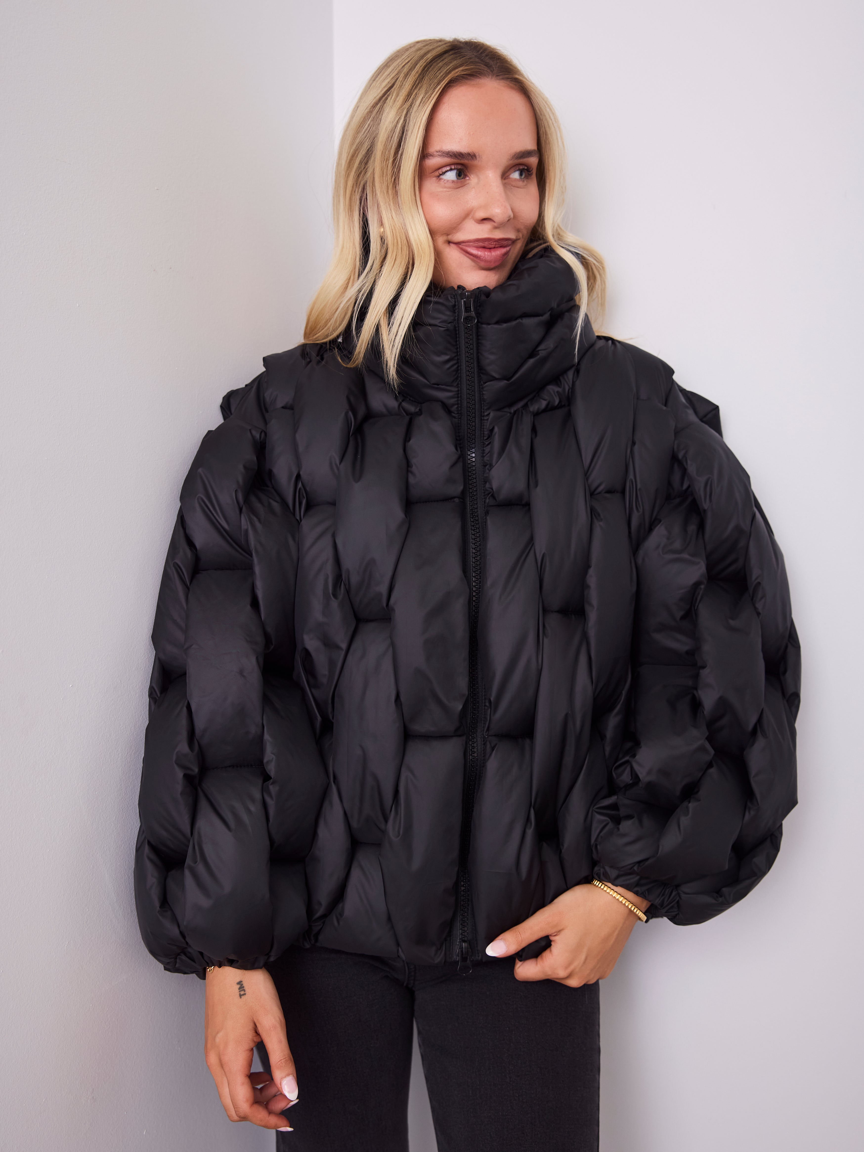 KYLIE PLAIT PUFFER JACKET - BLACK