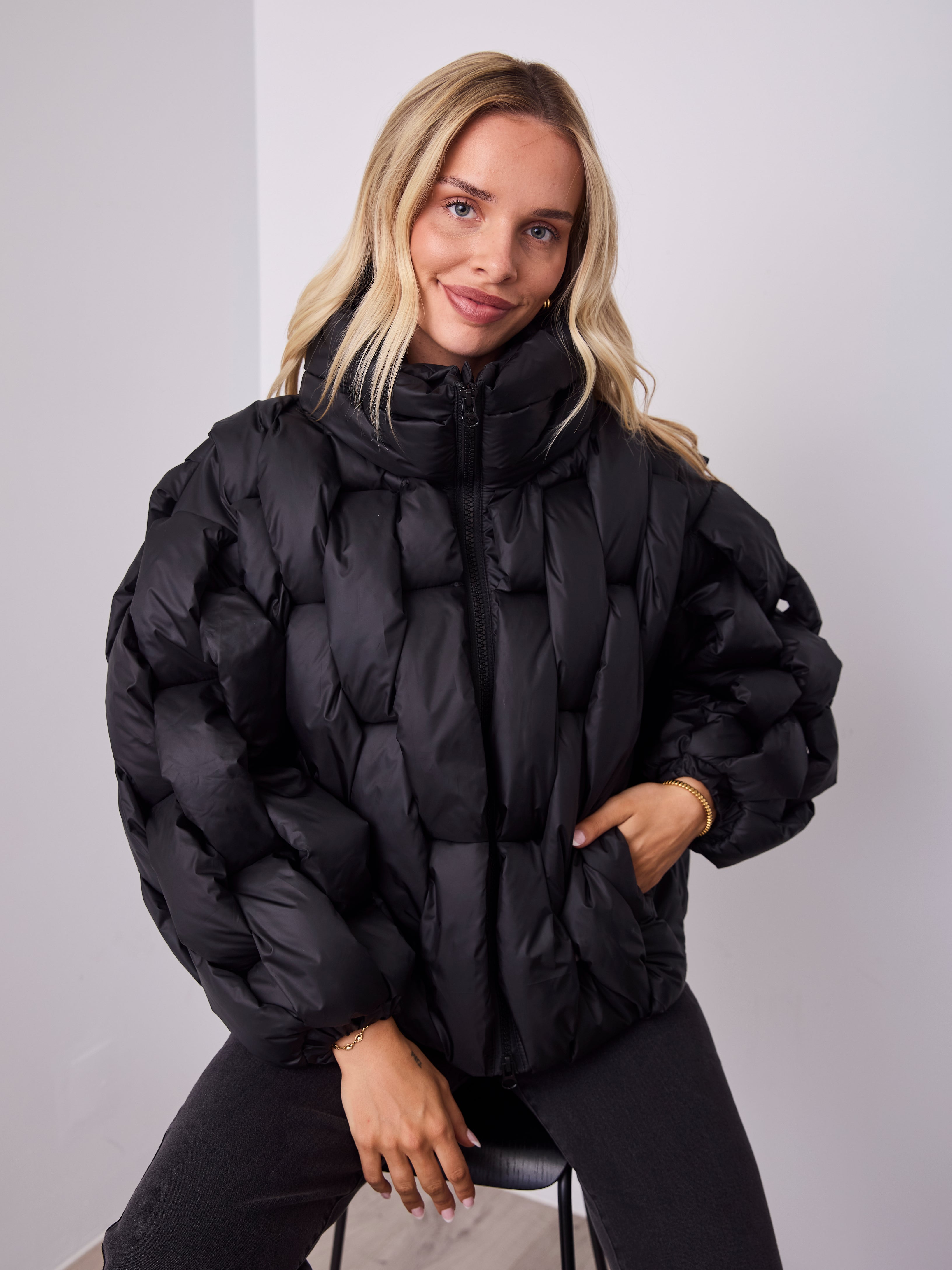 KYLIE PLAIT PUFFER JACKET - BLACK